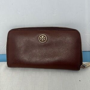 Tory Burch Robinson Zip Continental Wallet in chocolate